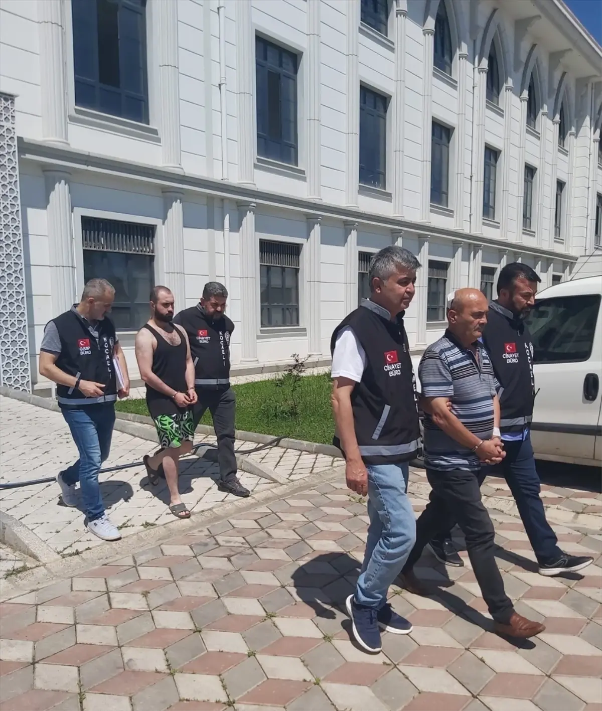 Gölcük'te çıkan bıçaklı kavgada baba ve oğlu tutuklandı