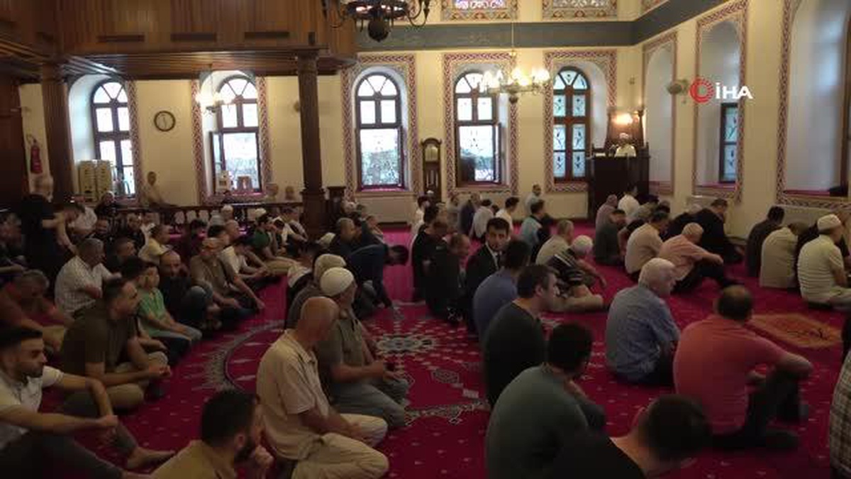 Kocaeli\'de Vatandaşlar Bayram Namazı İçin Camileri Doldurdu