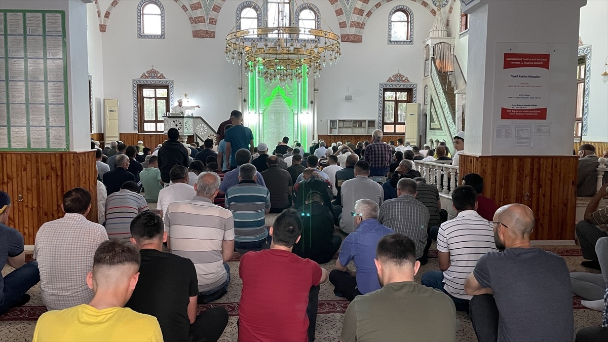 Kurban Bayramı Namazı Konya, Karaman, Aksaray ve Afyonkarahisar\'da Yoğun Katılımla Kılındı