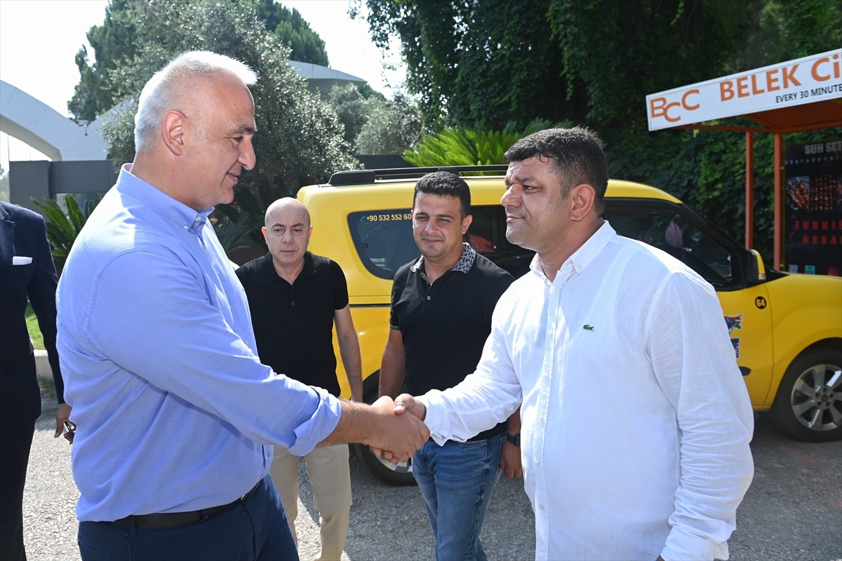 Kültür ve Turizm Bakanı Ersoy, Antalya\'da taksici esnafıyla bayramlaştı