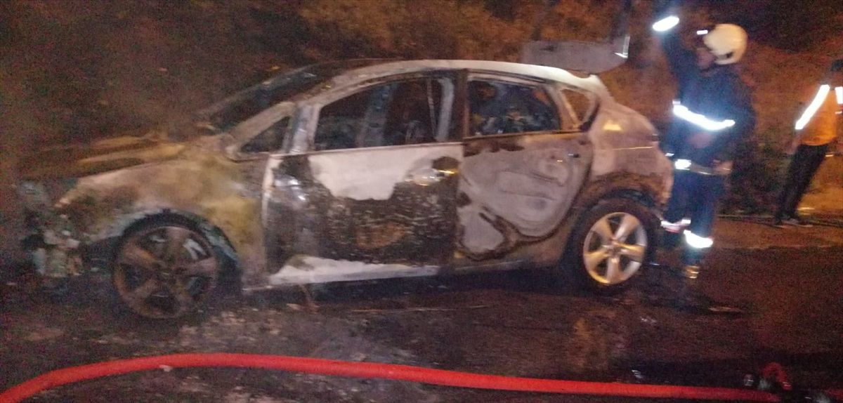 Tarsus\'ta Otoyolda Yangın Çıkan Otomobil Kullanılamaz Hale Geldi