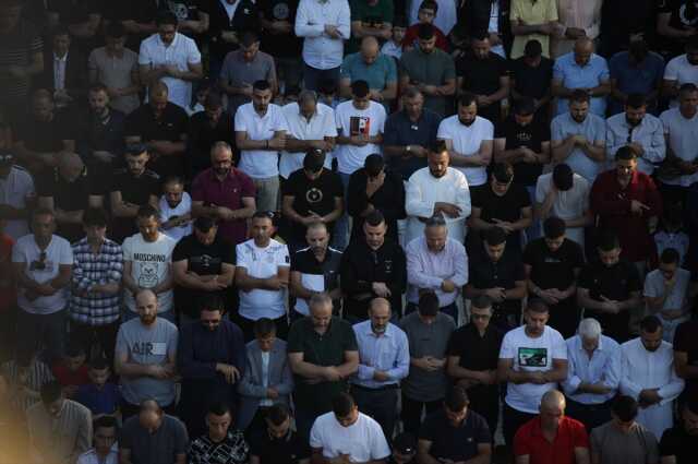Mescid-i Aksa'da 100 bin kişilik bayram namazı Mescid-i Aksa'da 100 bin kişilik bayram namazı