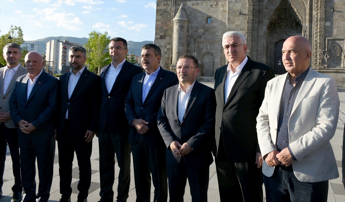 Milli Eğitim Bakanı Yusuf Tekin, Erzurum Ulu Camii\'de Bayram Namazı Kıldı