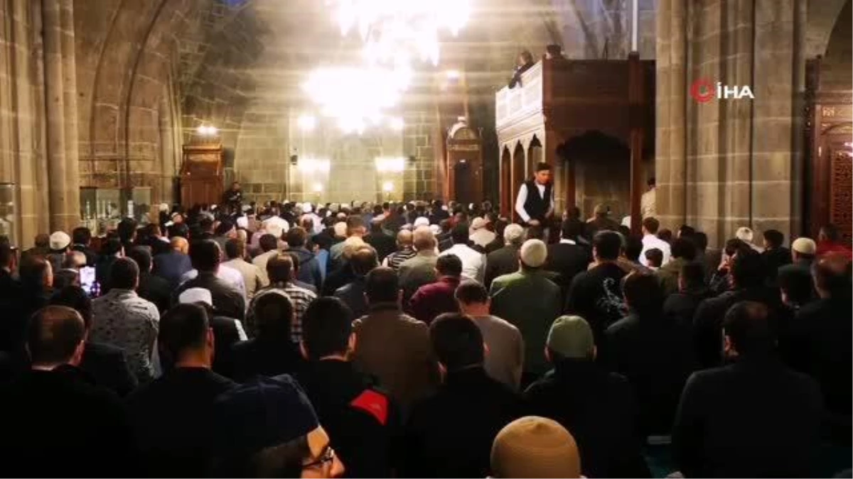 Milli Eğitim Bakanı Tekin Bayram namazını Ulu Camii\'nde kıldı