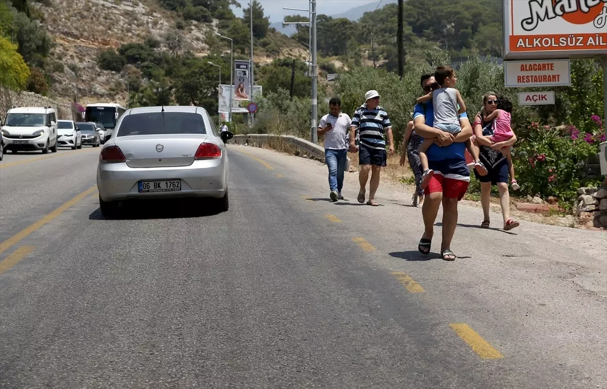 Muğla\'da Tatilciler Sahillere Akın Etti