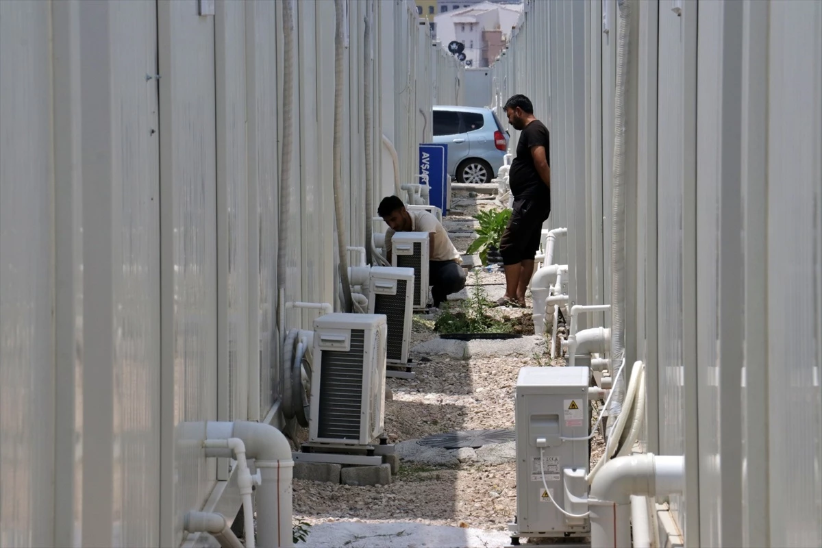 Osmaniye\'deki depremzedelerin konteynerlerine klima takma çalışmaları devam ediyor