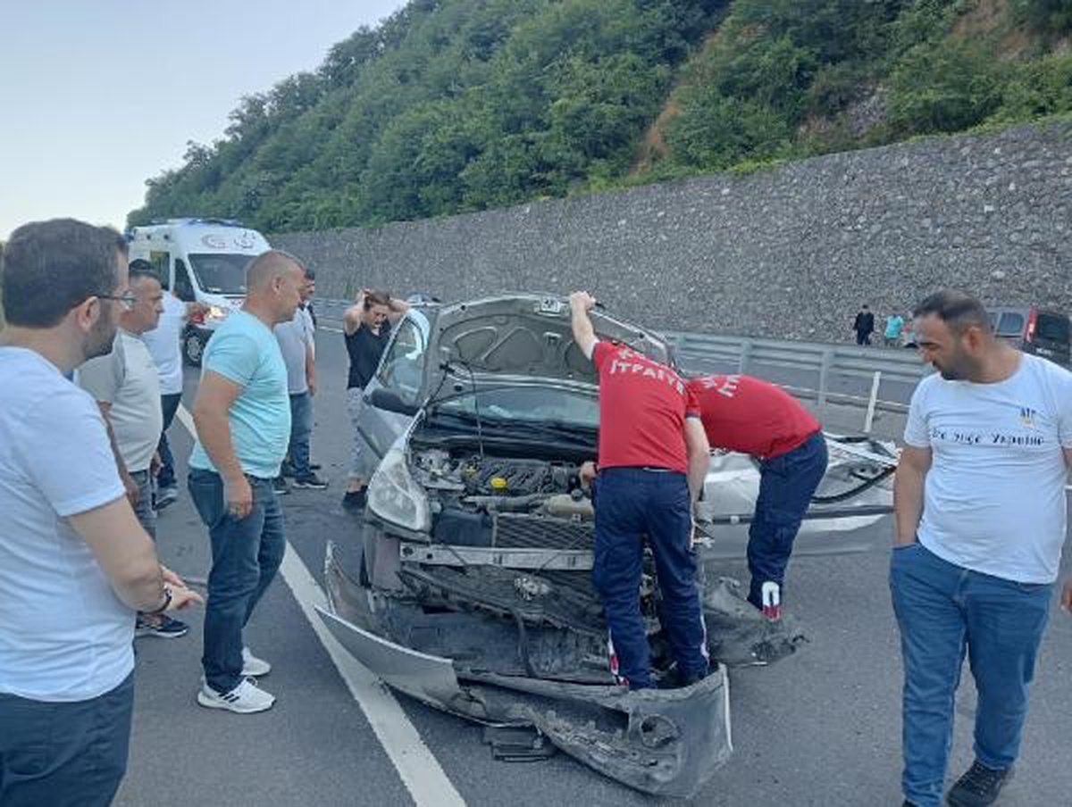 Zonguldak\'ta bariyerlere çarpan otomobilde 2 kişi yaralandı