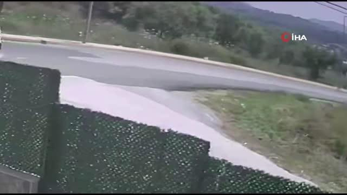 Otomobilin el frenini çekmeyi unuttu, metrelerce peşinden koştu... O anlar kamerada