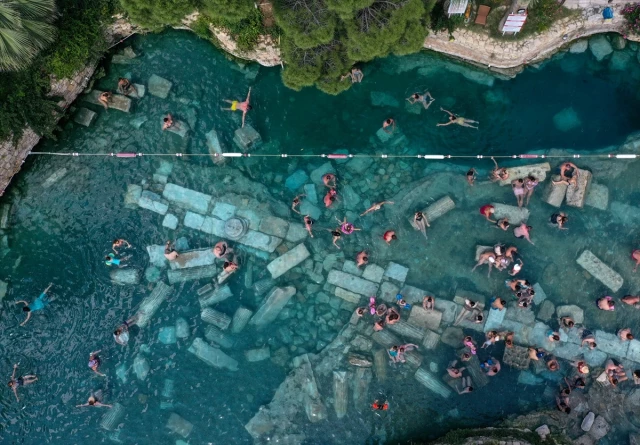 Pamukkale'deki Antik Termal Havuz Yabancı Turistleri Cezbediyor