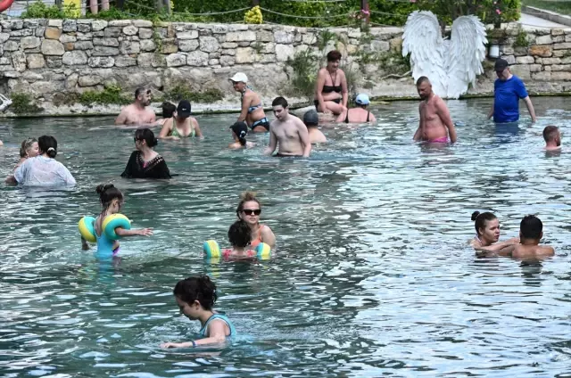 Pamukkale'deki Antik Termal Havuz Yabancı Turistleri Cezbediyor