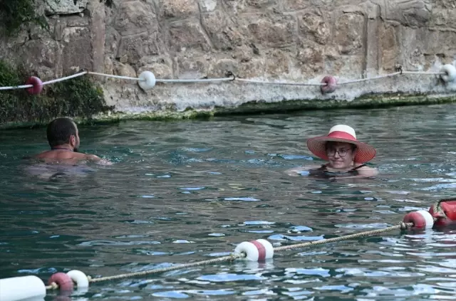 Pamukkale'deki Antik Termal Havuz Yabancı Turistleri Cezbediyor