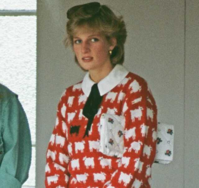 Prenses Diana'nın ikonik kazağı açık artırmaya çıkarılıyor Prenses Diana'nın ikonik kazağı açık artırmaya çıkarılıyor