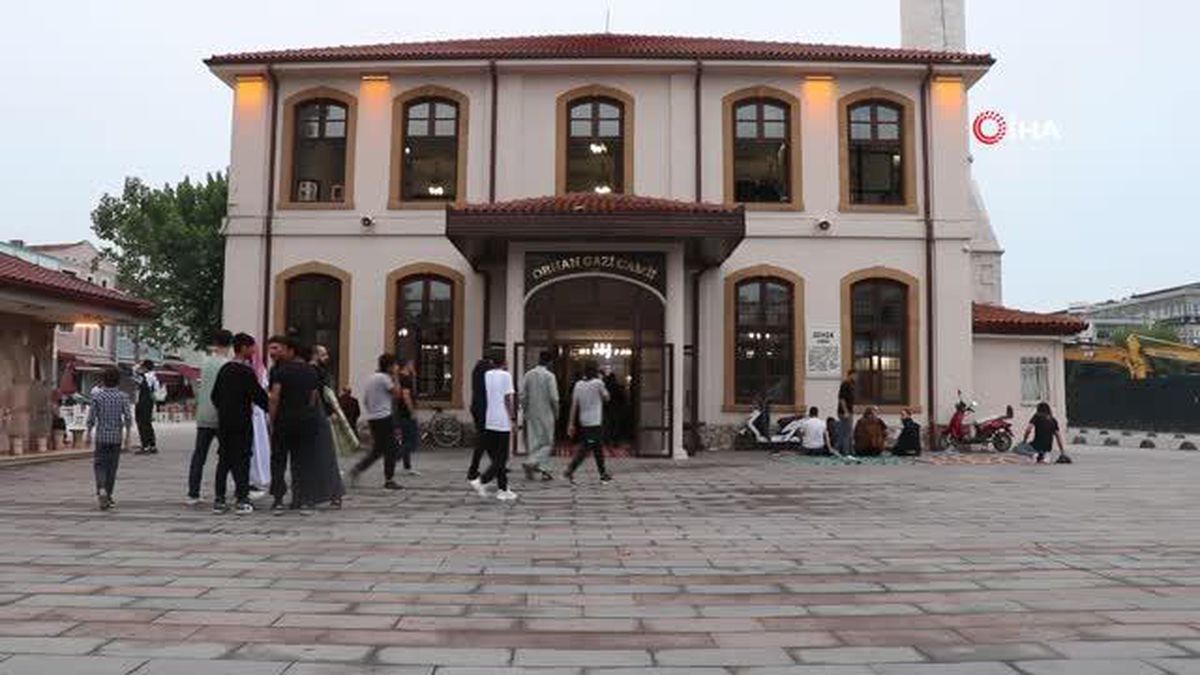 Sakarya\'da Vatandaşlar Bayram Namazı İçin Camileri Doldurdu