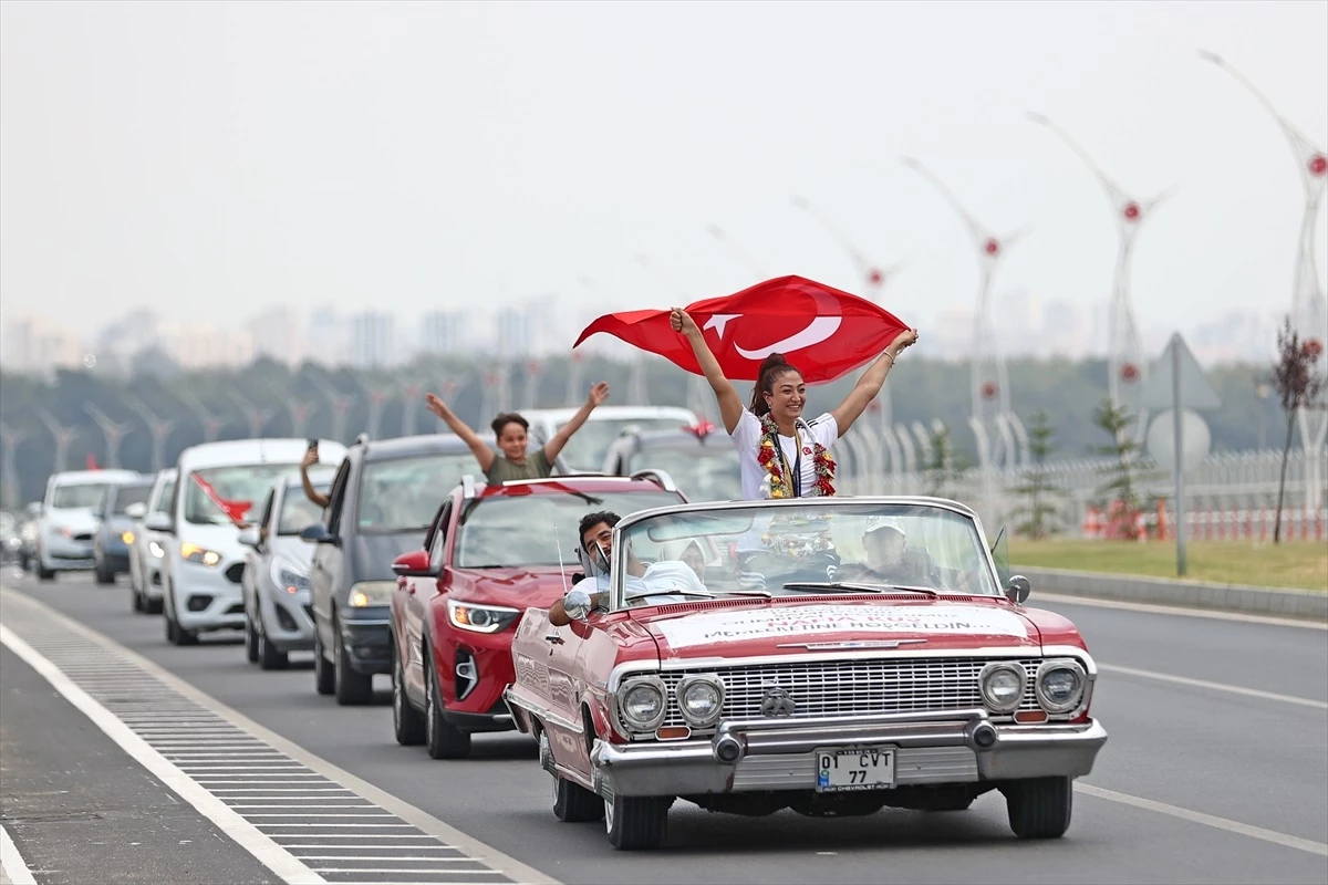 Altın Madalyalı Tekvandocu Nafia Kuş, Adana\'da Şehir Turu Attı