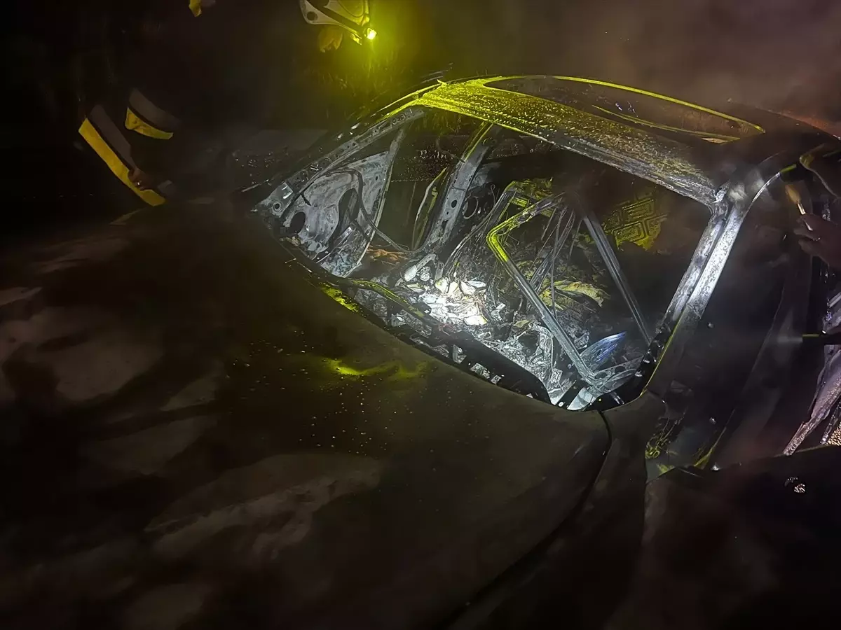 Seyir halindeki otomobilde çıkan yangın söndürüldü