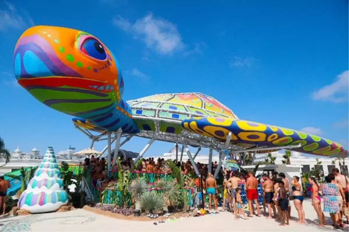 Antalya\'da Tatilciler Su Parklarına Akın Ediyor