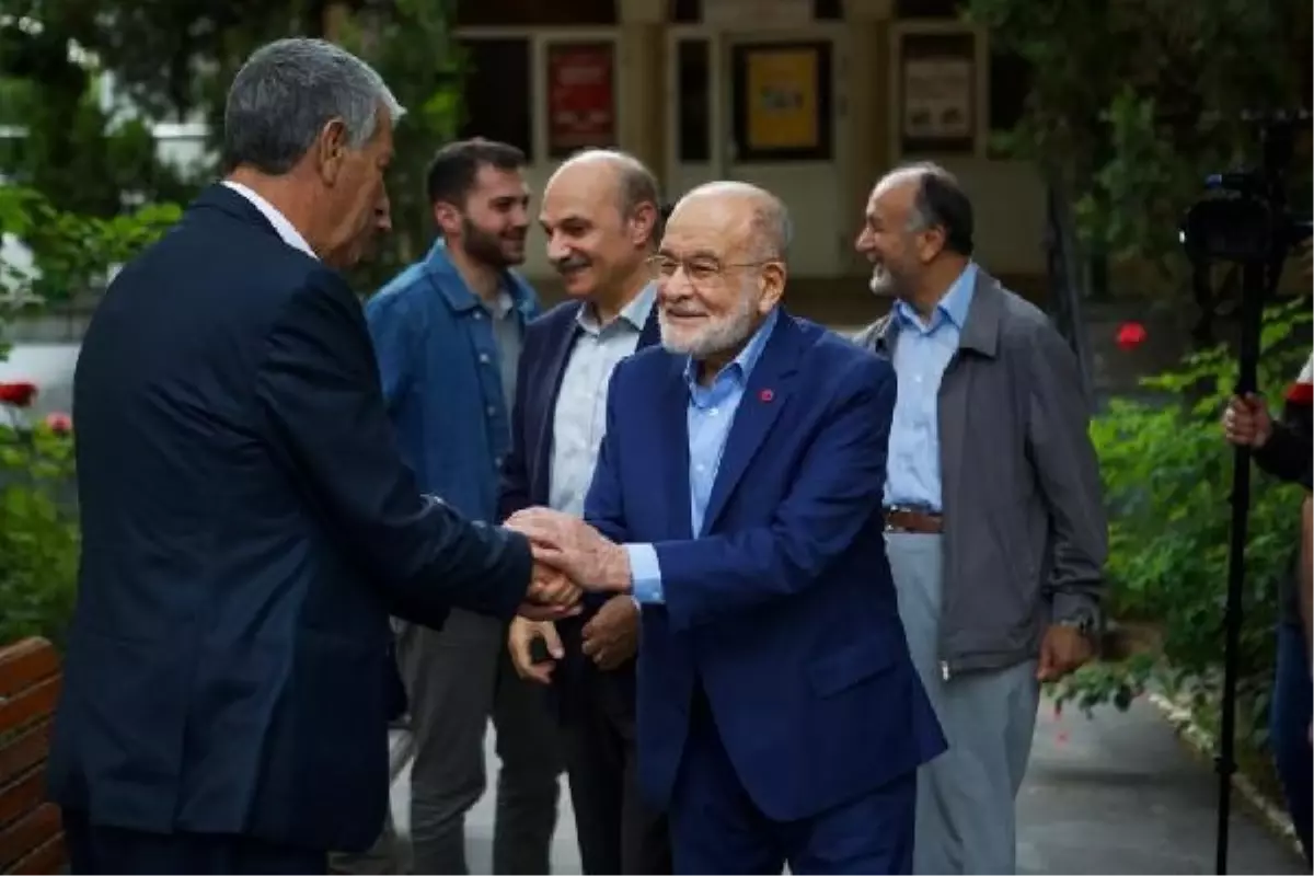 Saadet Partisi Genel Başkanı Temel Karamollaoğlu Bayram Namazını Kıldı
