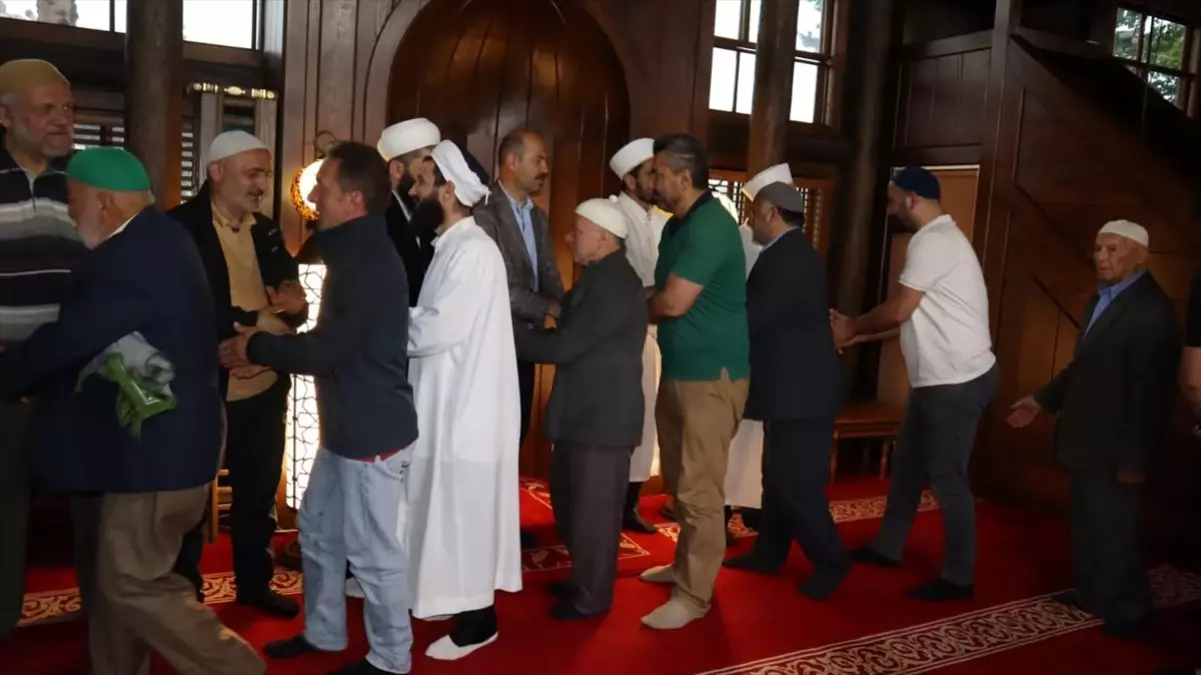 Terme Belediye Başkanı Ali Kılıç, Bayram Namazını Kıldı ve Vatandaşlarla Bayramlaştı