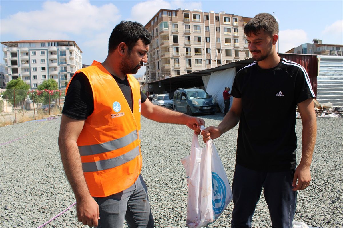 Ülkü Ocakları Eğitim ve Kültür Vakfı, Hatay\'da depremzedelere 300 kurbanlık hayvan dağıttı