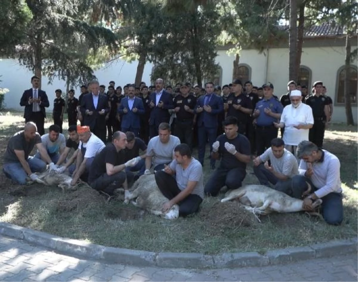 İstanbul Valisi Davut Gül, Çevik Kuvvet Polislerini Ziyaret Ederek Bayramlaştı