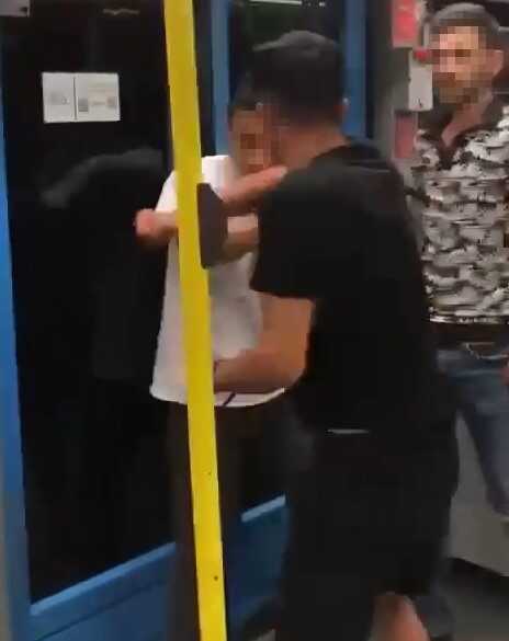 Yan baktı meselesinde yumruklar konuştu, bir kişi böyle darp edildi Yan baktı meselesinde yumruklar konuştu, bir kişi böyle darp edildi