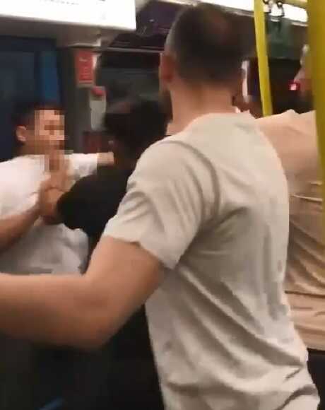 Yan baktı meselesinde yumruklar konuştu, bir kişi böyle darp edildi Yan baktı meselesinde yumruklar konuştu, bir kişi böyle darp edildi