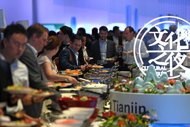 Yaz Davos Forumu Katılımcıları Çin Kültürünü Deneyimleme Şansı Buldu Yaz Davos Forumu Katılımcıları Çin Kültürünü Deneyimleme Şansı Buldu