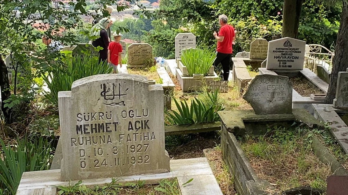 Zonguldak\'ta Vatandaşlar Kurban Bayramı Öncesinde Mezarlık Ziyaretleri Gerçekleştirdi