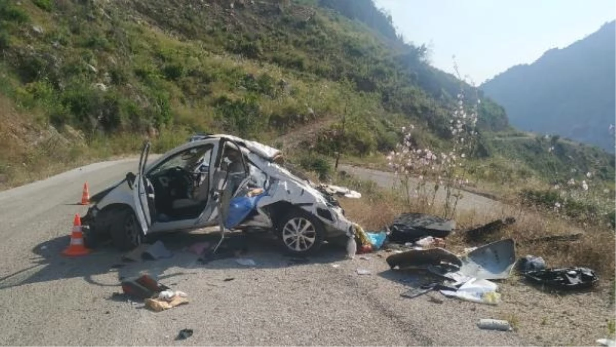 Antalya\'da Otomobil Kazasında 3 Kişi Hayatını Kaybetti