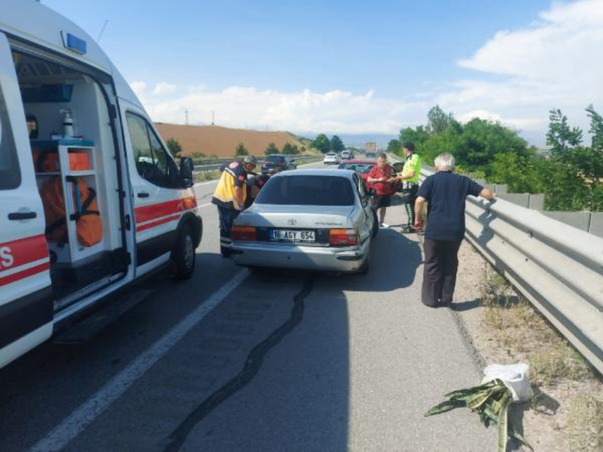 Amasya\'da otomobil bariyerlere çarptı, 6 kişi yaralandı