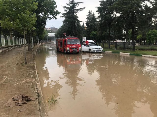 Amasya'da sağanak yağış hayatı durma noktasına getirdi, cadde ve sokaklar göle döndü Amasya'da sağanak yağış hayatı durma noktasına getirdi, cadde ve sokaklar göle döndü