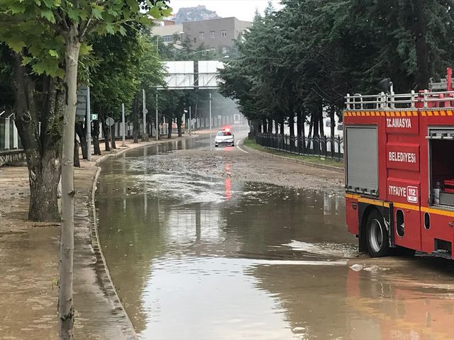 Amasya'da sağanak yağış hayatı durma noktasına getirdi, cadde ve sokaklar göle döndü Amasya'da sağanak yağış hayatı durma noktasına getirdi, cadde ve sokaklar göle döndü