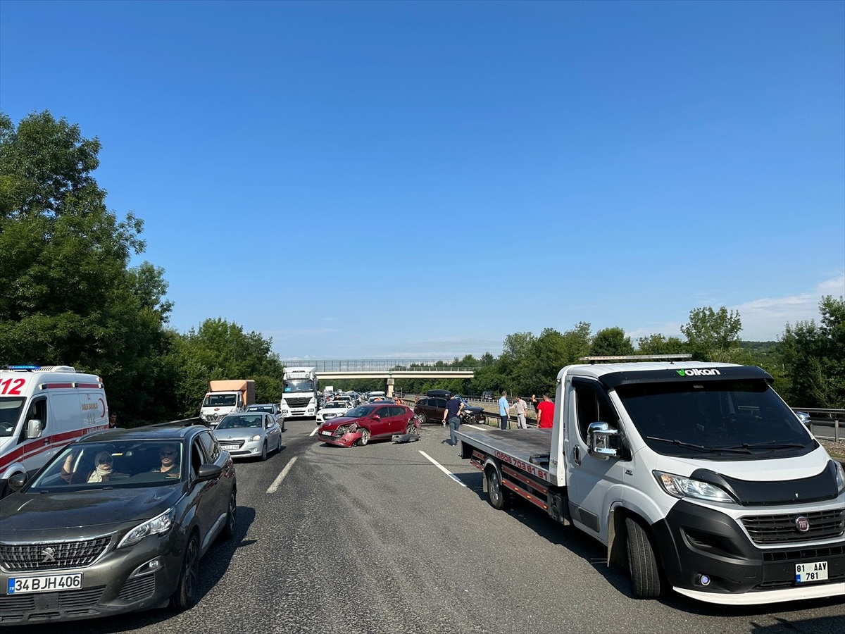 Anadolu Otoyolu\'nda 7 aracın karıştığı zincirleme trafik kazasında 3 kişi yaralandı