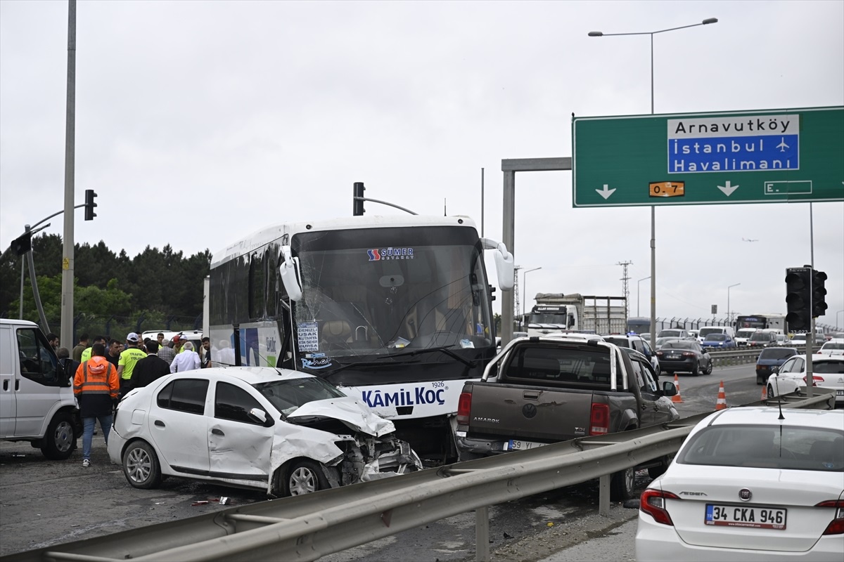 Arnavutköy\'de Otobüs Kazası: 4 Yaralı