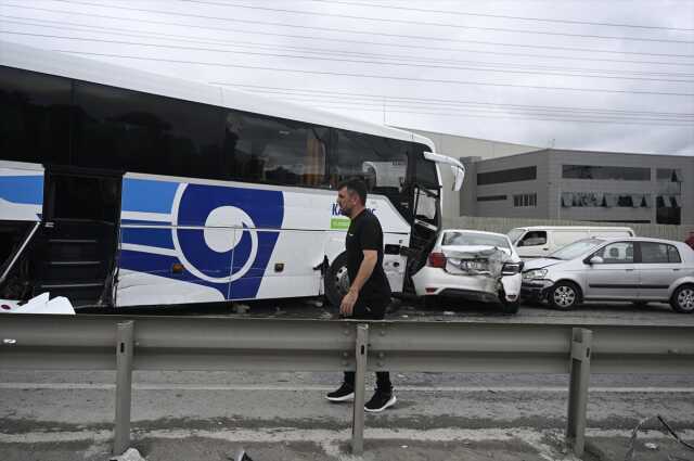 Arnavutköy'de Otobüs Kazası: Çok Sayıda Araç Zarar Gördü Arnavutköy'de Otobüs Kazası: Çok Sayıda Araç Zarar Gördü
