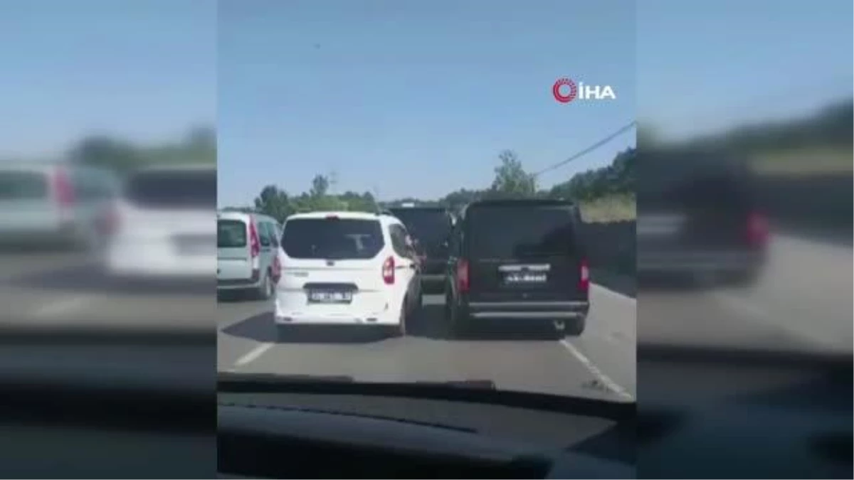 Arnavutköy\'de trafikte inatlaşma kazaya neden oldu