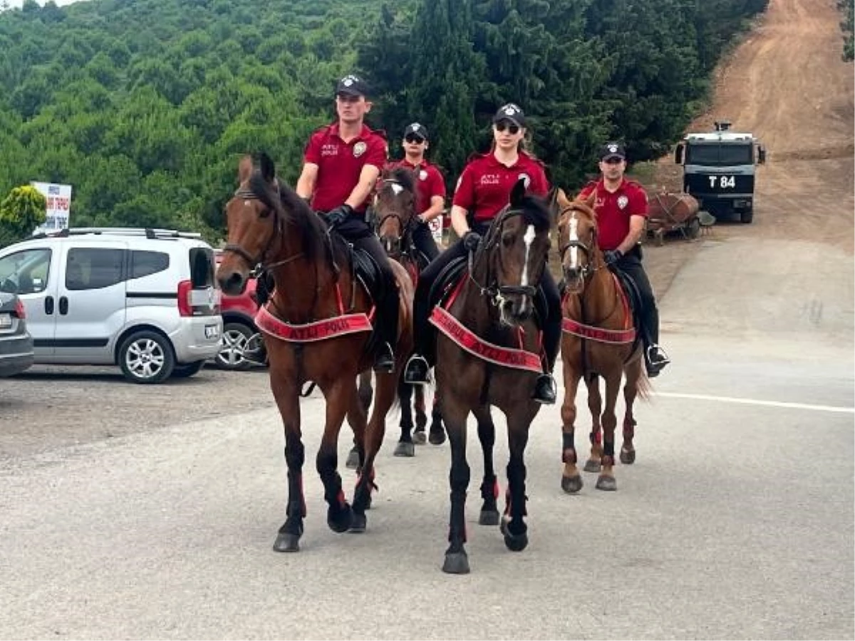 Kurban Bayramı\'nda Atlı Polisler Ormanda Denetim Yaptı