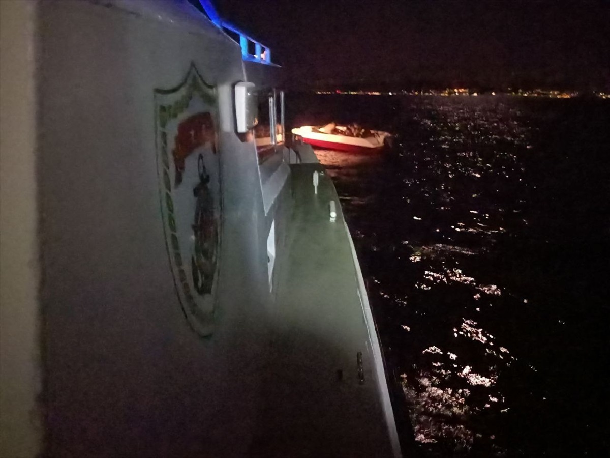 Ayvalık açıklarında Midilli Adası\'na geçmeye çalışan 9 düzensiz göçmen yakalandı