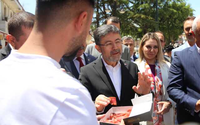 Bakan Yumaklı'dan esprili cevap: Kayseri pastırması mı, Kastamonu pastırması mı? Bakan Yumaklı'dan esprili cevap: Kayseri pastırması mı, Kastamonu pastırması mı?