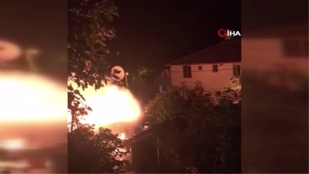Beykoz\'da tek katlı ev alev alev yandı