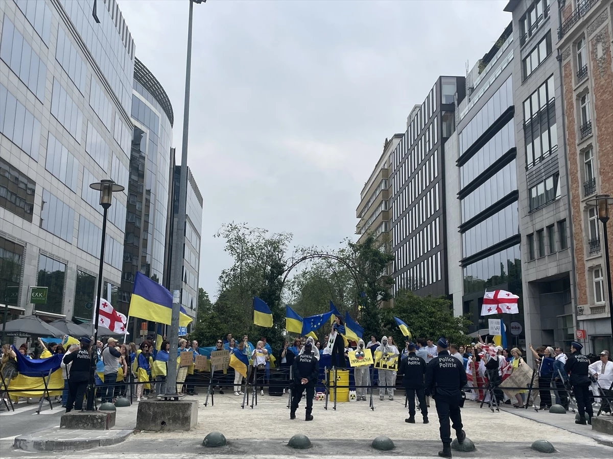 Ukrayna\'yı destekleyen grup Brüksel\'de Rusya karşıtı protesto düzenledi