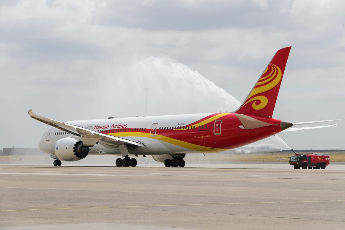 Brüksel Havalimanı\'nda Hainan Havayolları\'na ait uçak için su takı töreni düzenlendi