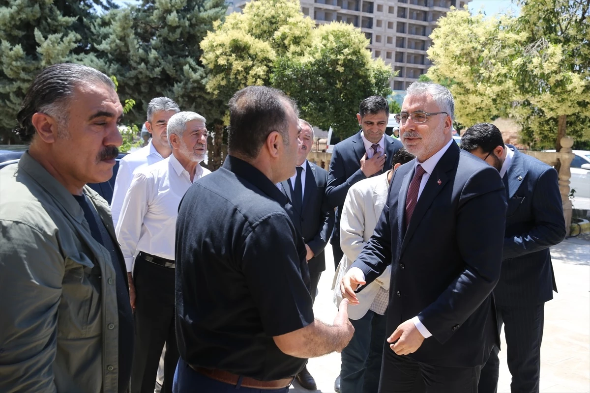 Çalışma ve Sosyal Güvenlik Bakanı Vedat Işıkhan, AK Parti Mardin İl Başkanlığında bayramlaştı