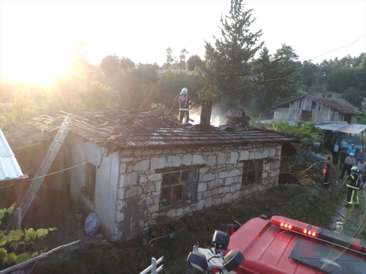 Denizli\'de çıkan yangında ev kullanılamaz hale geldi