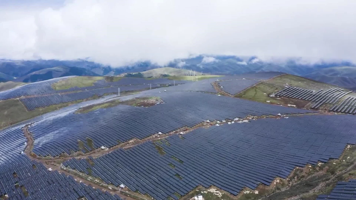 Dünyanın En Büyük Güneş Enerjisi Santralinin Drone ile Çekilmiş Görüntüleri