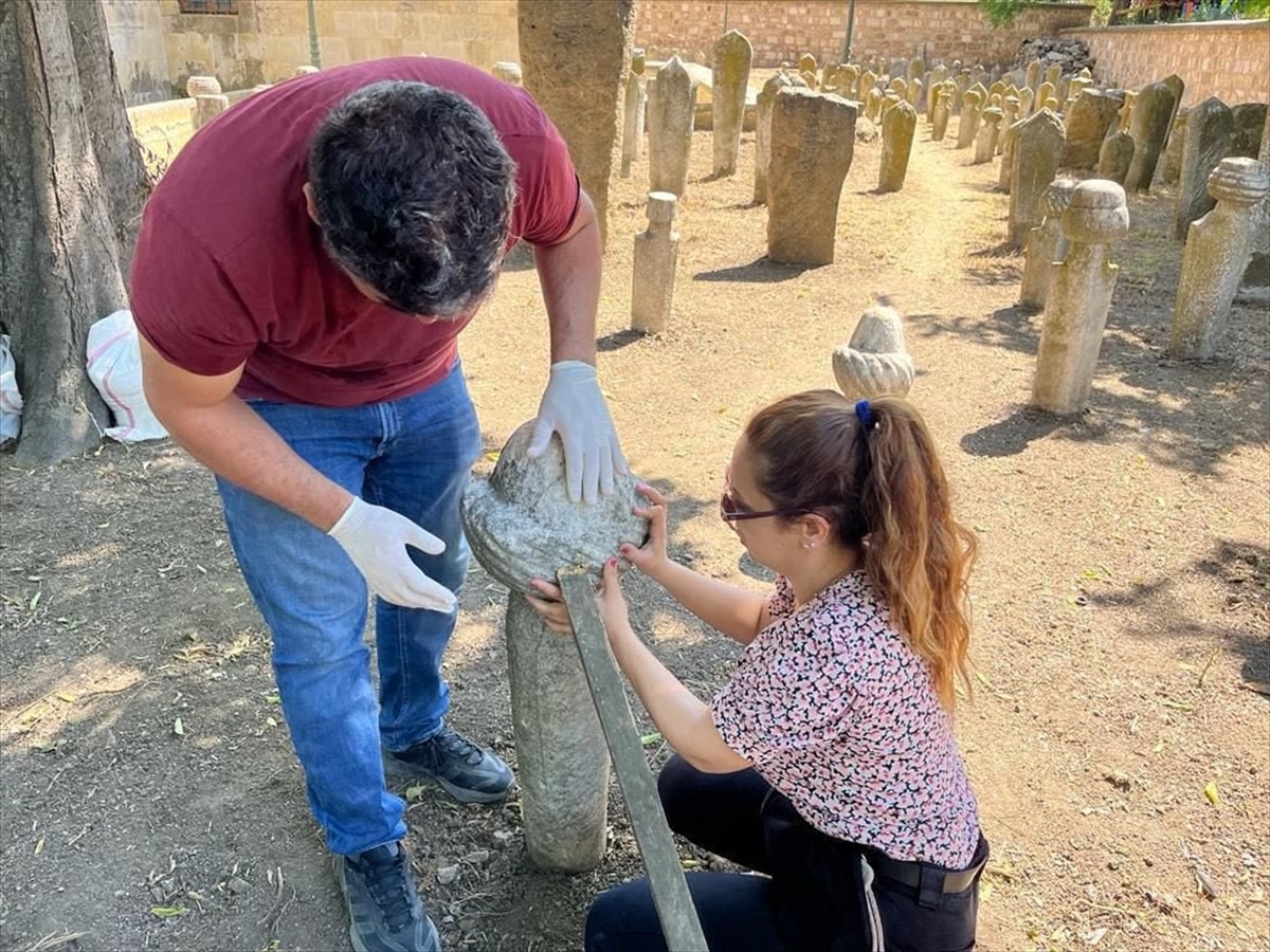 Edirne\'de Gazi Mihal Camisi Haziresindeki Mezar Taşları Onarıldı