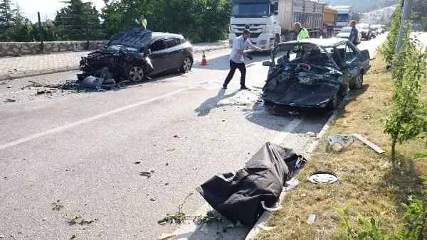 Önce refüje, sonra karşı yönden gelen otomobile çarptı! Feci kazada 1 ölü, 2'si ağır 7 yaralı var