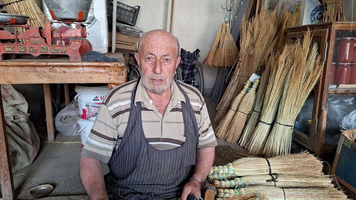 Emekli Cemal Kızılkaya, unutulmaya yüz tutmuş mesleği olan el süpürgesi yapımını sürdürüyor