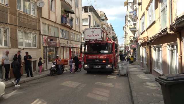 Ev sahibi kapıyı dışarıdan kilitledi, ekipler aileyi kurtarmak için seferber oldu! Çelik kapı, balyozu bile kırdı Ev sahibi kapıyı dışarıdan kilitledi, ekipler aileyi kurtarmak için seferber oldu! Çelik kapı, balyozu bile kırdı