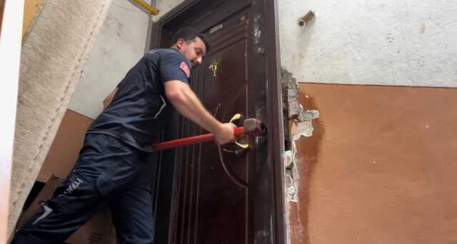 Ev sahibi kapıyı dışarıdan kilitledi, ekipler aileyi kurtarmak için seferber oldu! Çelik kapı, balyozu bile kırdı Ev sahibi kapıyı dışarıdan kilitledi, ekipler aileyi kurtarmak için seferber oldu! Çelik kapı, balyozu bile kırdı